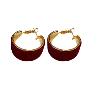 Pendientes de aro de terciopelo rojo con borde dorado y diseño geométrico para ocasiones de regalo - Product Image 5