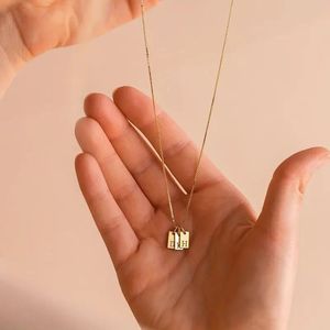 สร้อยคอจี้รูปทรงเรขาคณิตพร้อมตัวอักษรภาษาอังกฤษทองแดงชุบทอง 14K เครื่องประดับสตรีของขวัญสำหรับเวลาว่าง - Product Image 3
