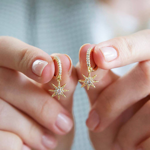 Orecchini a Stella con Zirconi, Eleganti Orecchini Pendenti alla Moda per Donne - Product Image 1
