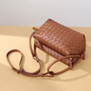 Sac à main tissé pour femme au design original, sac bandoulière polyvalent à fermeture éclair, sac à bandoulière en cuir PU à fermeture éclair, pour toutes les saisons, usage quotidien et voyage - Product Image 4