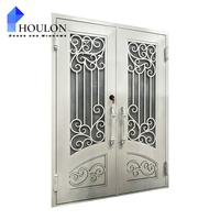 Porte d'entrée double moderne en fer forgé blanc avec décorations festonnées et verre trempé transparent pour villa