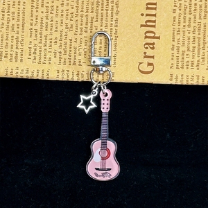 Colgante de acrílico estilo INS con forma de instrumento, llavero de guitarra de doble cara estilo rock para decoración de bolsos - Product Image 4