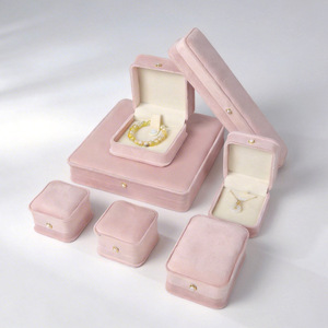 YWJW <span class=keywords><strong>RB45</strong></span> Maßgefertigte Geprägte Rechteckige/Quadratische Perlenverschluss-Samtbox Luxuriöse Schmuckaufbewahrungsbox für Damen - Product Image 1