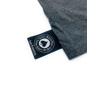 Étiquettes tissées à la machine personnalisées haute densité pour vêtements, avec ourlet plié central et marque déposée - Product Image 1