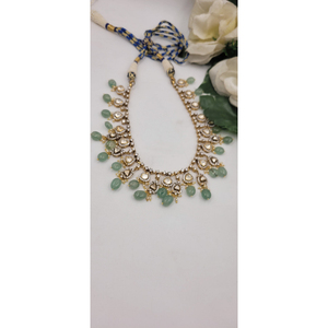 Conjunto de collar tradicional en verde menta y polki con intrincado trabajo kundan de inspiración floral y cuentas colgantes. - Product Image 1