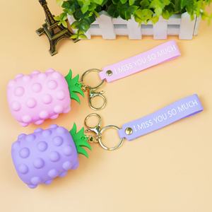 Porte-clés en silicone 3D ananas, style Kawaii Anime, pour sac à dos, vente en gros - Product Image 3