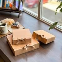 Boîtes cadeaux carrées en papier kraft texturé de qualité supérieure, personnalisables, cartons épais et robustes pour l'emballage de produits quotidiens.