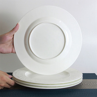 Assiettes de présentation vintage baroques françaises en porcelaine fine blanche, décorées en relief, pour mariage.