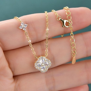 จี้สร้อยคอรูปใบโคลเวอร์สี่แฉกประดับเพชรโมอิสซาไนต์ทรงกลม VVS ชุบทอง 14K ไม่ลอกดำจาก Adodo Jewelry สำหรับผู้หญิง เหมาะสำหรับเป็นของขวัญ - Product Image 4