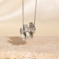 Luz de lujo pequeño 18K chapado en oro encanto serpiente Animal Ins Diamante de moda tipo serpiente colgante collar de hueso