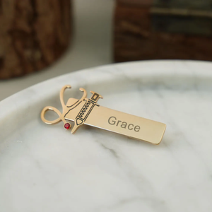 Personalisierte Arzt- und Krankenschwester-<span class=keywords><strong>Brosche</strong></span> aus Edelstahl, ID-Anhänger mit Spritze und Stethoskop, Graviertes Medizinisches Namensschild, Geschenk für Krankenhauspersonal - Product Image 2