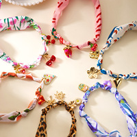 Écharpe-collier en soie perlée pour femme, style bureau, avec bandes de tissu nouées, motif fraise et cerise, finition électroplaquée