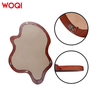 WOQI Miroir mural à cadre en bois de noyer au design moderne, modèle irrégulier distinctif avec crochets de suspension