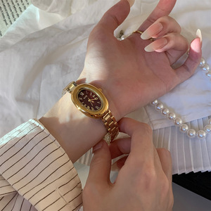 Reloj de pulsera de cuarzo con forma de lágrima única en tono dorado para mujer, con correa de acero inoxidable y esfera con números romanos. - Product Image 4