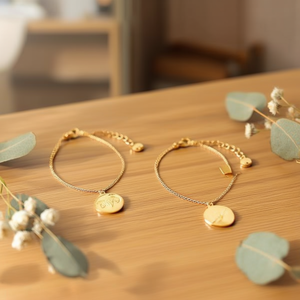 Bracciale in Acciaio Inossidabile Placcato Oro con Catena Regolabile e Charm, Gioiello di Moda, Accessorio Femminile - Product Image 3