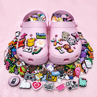 Dijes de PVC de diseño para zapatos, set 2D, con logo personalizado, de dibujos animados lindos y kawaii, accesorios de decoración para zuecos, venta al por mayor, hebillas de moda para zapatos