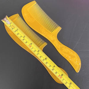 Peine de madera tallado amarillo, peine de plástico, peine para el cabello imitación cera de abeja, para alisar y peinar el cabello rizado, 1 yuan al por mayor. - Product Image 5