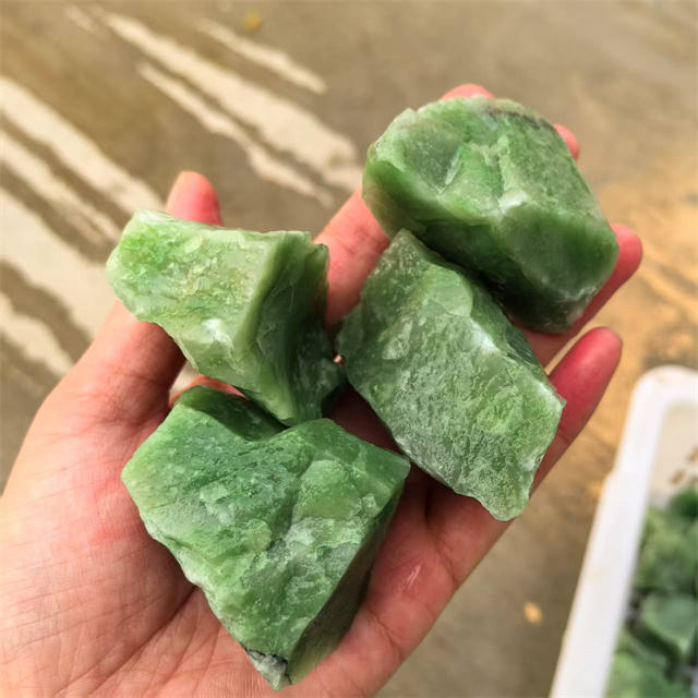 พลอยดิบคริสตัลหยกสีเขียวหยาบ