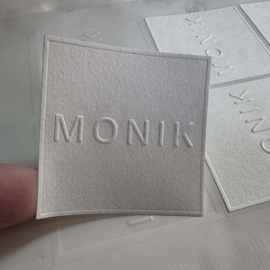 Etiquetas Personalizadas con Relieve 3D, Impresión de Logotipos en Papel Texturizado Premium con Acabado en Relieve Profundo, Etiquetas de Embalaje OEM - Product Image 4