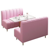 Ensemble de banquettes de restaurant de luxe moderne en velours rose, table à plateau en marbre et chaises de salle à manger pour café, pâtisserie, villa