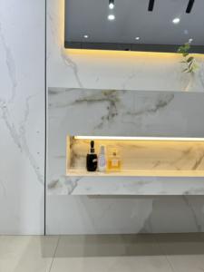 Meuble-lavabo mural moderne de luxe léger en pierre frittée avec miroir intelligent pour salle à manger - Product Image 3