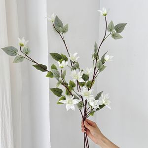 Flores Artificiales de Clematista Blancas de Seda, Alta Simulación, Decoración para Bodas y Hogar - Product Image 1
