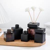 Bouteilles d'aromathérapie en verre blanc coloré en gros, diffuseur à bâtonnets, décoration d'intérieur hautement esthétique, couvercle carré en bois noir ZX-1