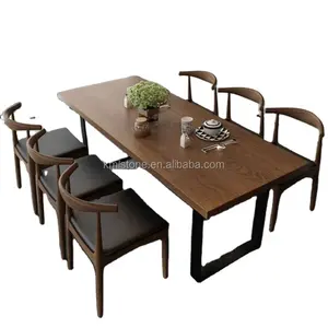 Conjunto moderno de mesa de madeira do restaurante da sala de jantar