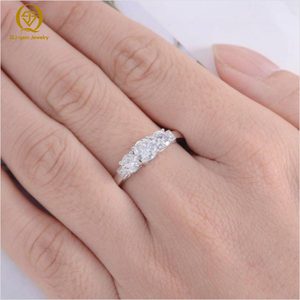 Bague de fiançailles classique pour femme, trois diamants ronds, platine, couleur D, clarté VVS, avec certificat IGI, gravure personnalisée à l'intérieur - Product Image 3