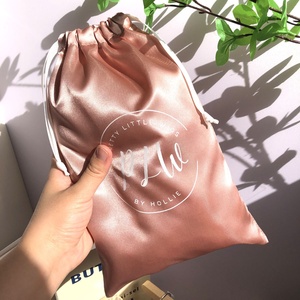 Pochette en satin de soie de luxe personnalisée avec logo imprimé pour emballage de chaussures, sacs à main, chapeaux, sacs cadeaux et rangement, avec cordon de serrage - Product Image 1