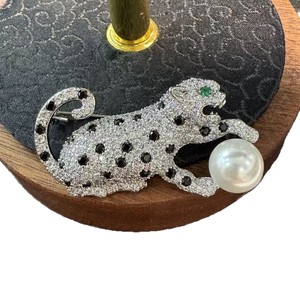 小批量定制徽标生动斑点豹纹动物雕塑巴洛克珍珠脚饰胸针珠宝制造商支持 - Product Image 5