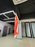 Écran LED suspendu double face ultra-mince personnalisé pour affichage numérique intérieur destiné aux centres commerciaux, magasins de détail et fabricants