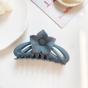 Pince à cheveux élégante de couleur unie avec décoration florale délicate - Product Image 6