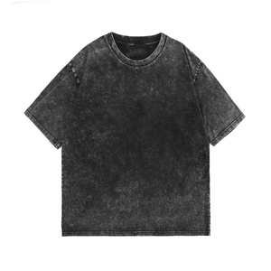 HEALY El Hombre Lleva una Camiseta de Manga Corta con una Cara Sonriente y Estampados de Copos de Nieve. Es un estilo lavado y desgastado. - Product Image 2
