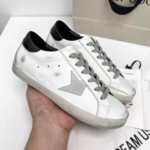 Zapatillas Blancas de Cuero Estilo 2026 - Zapatos Planos Casuales para Mujer, Zapatos con Efecto Desgastado para Hombre, Zapatos con Forma de Estrella, Zapatos para Pareja - Product Image 2