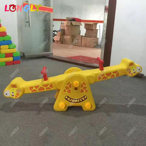 Balançoire double <span class=keywords><strong>girafe</strong></span> en plastique pour l'intérieur et l'extérieur, idéale pour les crèches et les jardins d'enfants - Product Image 2