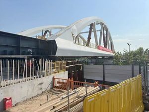 Pasarela peatonal de acero prefabricada: Estructura de armazón resistente con pasarela y cubierta antideslizante compatibles con ADA - Product Image 3