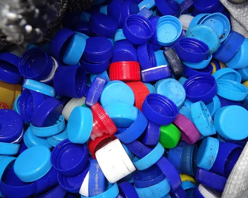 أغطية بلاستيكية PP / PE من الزجاجات ، مزيج الألوان المطحون أو البالات ، نفايات الخردة لإعادة التدوير
