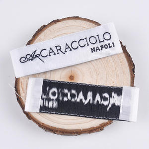 Etiqueta blanca ecológica reciclada impresa para el cuidado de la ropa, plegada, con logotipo de silicona en relieve y cinta tejida para prendas. - Product Image 4