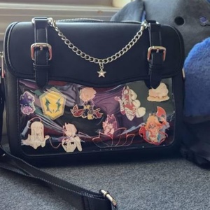 Sac bandoulière Ita Bag personnalisé style gothique punk avec insert amovible pour l'affichage de badges - Product Image 2