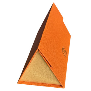<span class=keywords><strong>Caja</strong></span> <span class=keywords><strong>de</strong></span> Regalo Magnética Triangular <span class=keywords><strong>de</strong></span> Lujo ROGOOD con Papel con Textura <span class=keywords><strong>de</strong></span> Cuero Naranja y Papel Especial con Grabado Dorado, Ideal para Perfumes P1119 - Product Image 1