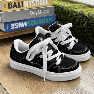 Chaussures de sport compensées d'été pour hommes - Rares baskets décontractées noires en toile, style rétro japonais et polyvalence accrue - Product Image 4