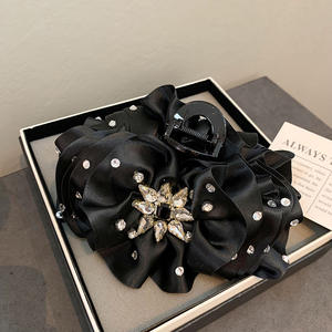 Satin de soie noire plissé <span class=keywords><strong>strass</strong></span> <span class=keywords><strong>pince</strong></span> à cheveux <span class=keywords><strong>chignon</strong></span> coiffure élégante et gracieuse <span class=keywords><strong>pince</strong></span> à queue de cheval basse pour les femmes - Product Image 3