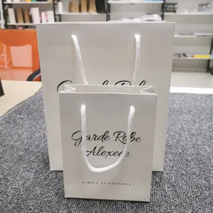 Saco de papel do cartão branco do reciclado do luxo personalizado para o presente da embalagem com o punho da corda