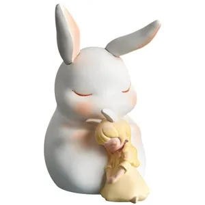 La résine guérit le lapin blanc et la petite fille embrasse la statue de jardin