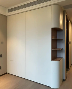 Armadio color crema con design dal pavimento al soffitto e stile moderno minimalista; ideale per la camera da letto. - Product Image 1