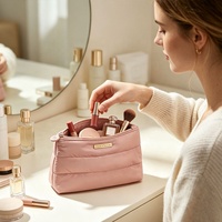 Pochette cosmétique personnalisée portable en polyester et nylon avec fermeture éclair, rembourrée et moelleuse, pour femmes, rose, sac de rangement de maquillage de luxe pour les voyages