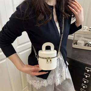 Bolso de Hombro Casual de Lujo para Mujer al por Mayor, Mini Bandolera Tipo Cubo con Cadenas Elegantes y Hermosas, Correa Única y Cierre de Cremallera - Product Image 2