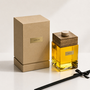 Diffuseur à bâtonnets Aikun 5000 ml pour hôtel, toutes senteurs, faible MOQ, longue durée, en verre ambré carré avec bouchon en bois et étiquette métallique, idéal pour les acheteurs de cadeaux - Product Image 1