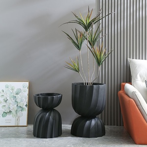 Jardinière en fibre d'argile de grande taille avec une texture unique, personnalisée pour une utilisation en extérieur avec des fleurs et des plantes - Product Image 2